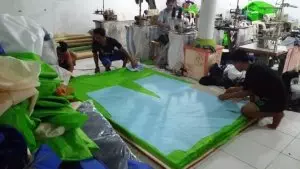 Ketahui material yang nyaman serta paling disarankan untuk pakaian seragam kerja, (jasa produksi baju pabrik Caringin, Bogor WA 0812-9790-0062)